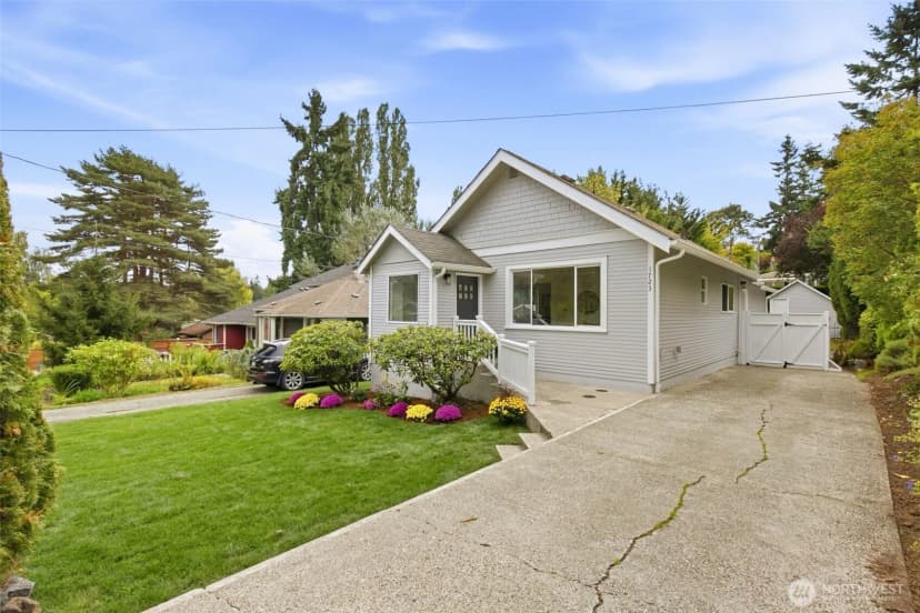 Property photo for 1723 Ne 92nd Street, Seattle photo 4