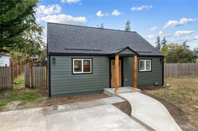Property photo for 10228 Alaska Street S, Tacoma photo 2