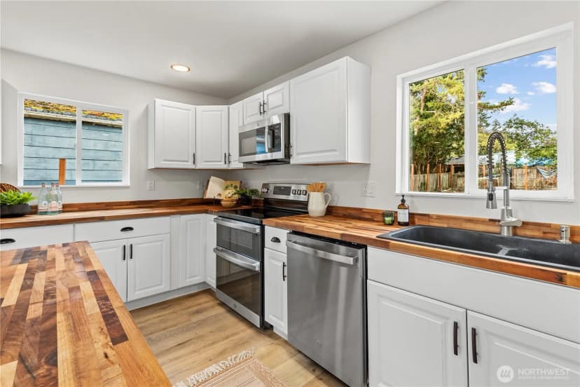 Property photo for 10228 Alaska Street S, Tacoma photo 12