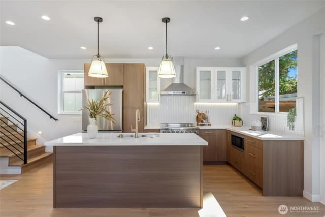 Property photo for 121 N 136th Street, Seattle photo 4