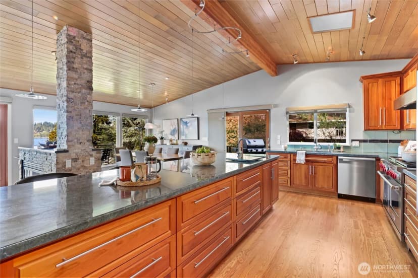 Property photo for 13210 Holmes Point Drive Ne, Kirkland photo 16