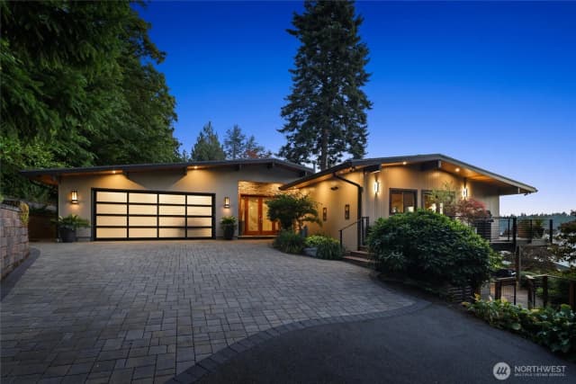 Property photo for 13210 Holmes Point Drive Ne, Kirkland photo 2