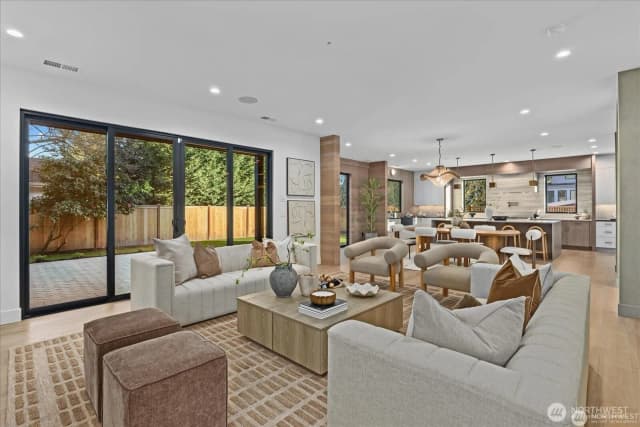 Property photo for 1020 107th #ave Se, Bellevue photo 2