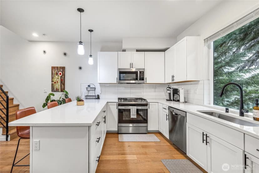 Property photo for 5240 Brooklyn Avenue #a, Seattle photo 11