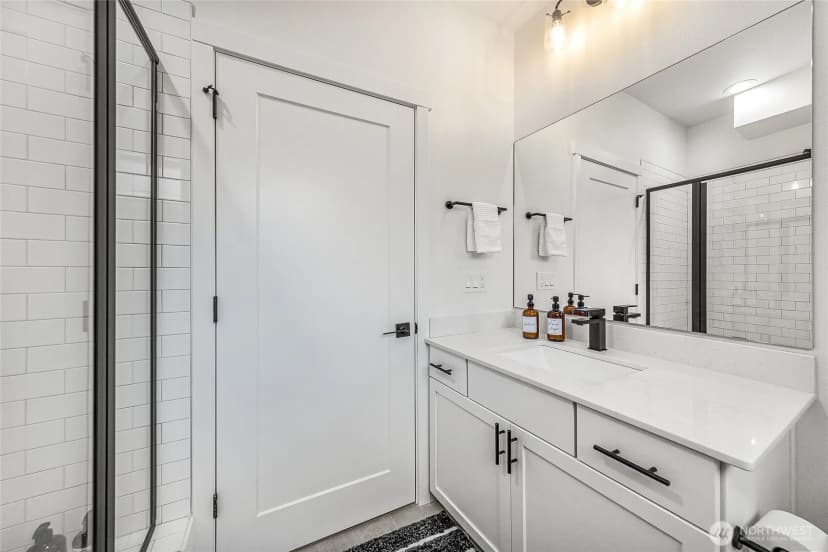 Property photo for 5240 Brooklyn Avenue #a, Seattle photo 15