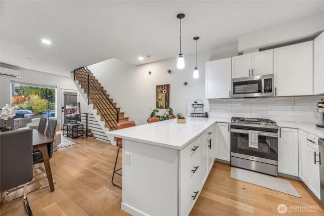 Property photo for 5240 Brooklyn Avenue #a, Seattle photo 2