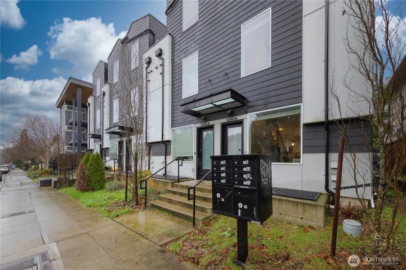 Property photo for 5240 Brooklyn Avenue #a, Seattle photo 23