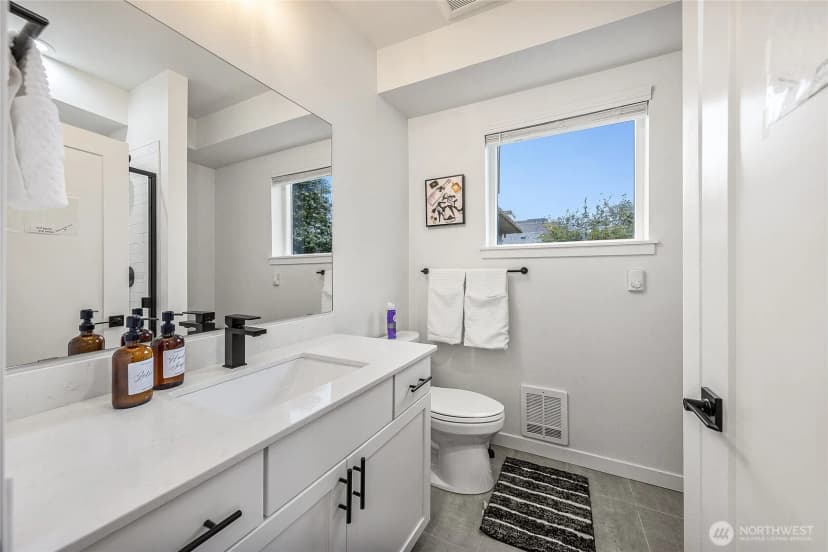 Property photo for 5240 Brooklyn Avenue #a, Seattle photo 16