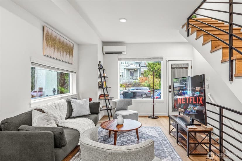 Property photo for 5240 Brooklyn Avenue #a, Seattle photo 4