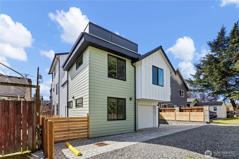 Property photo for 516 N 102nd Street, Seattle photo 2