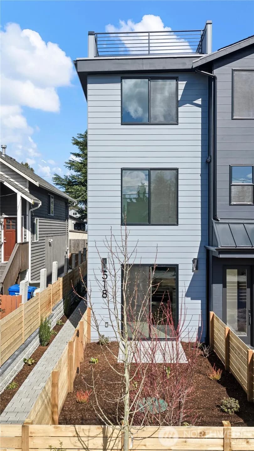 Property photo for 518 N 102nd Street, Seattle photo 3