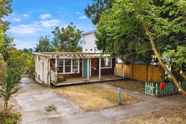 Property photo for 440 26th Avenue E, Seattle photo 3