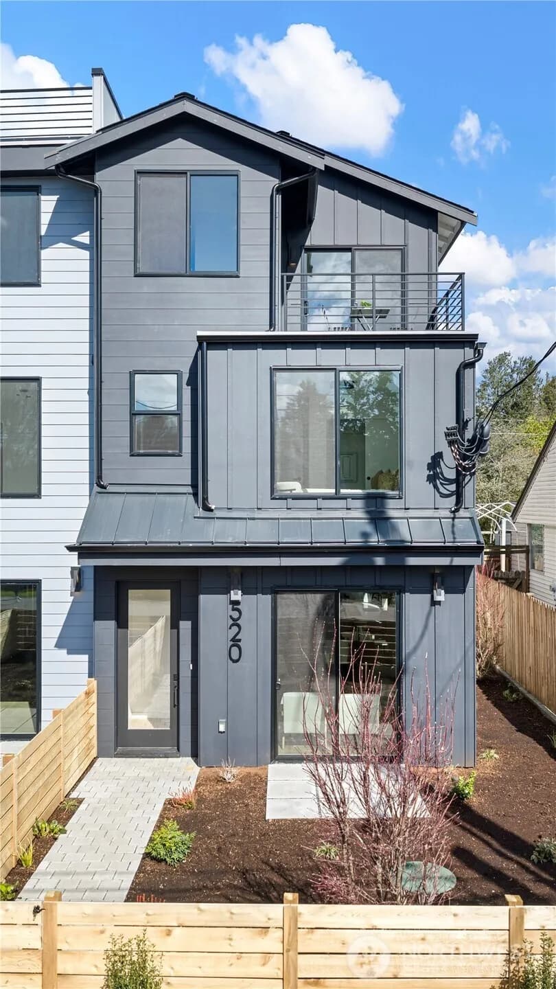 Property photo for 520 N 102nd Street, Seattle photo 2