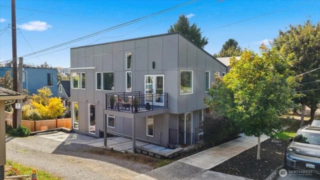 Property photo for 3915 Sw Genesee Street, Seattle photo 2