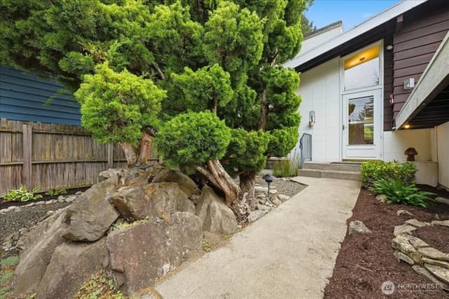 Property photo for 14036 17th Avenue Ne, Seattle photo 3