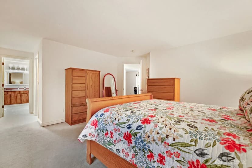 Property photo for 11821 Ne 102nd Place, Kirkland photo 12