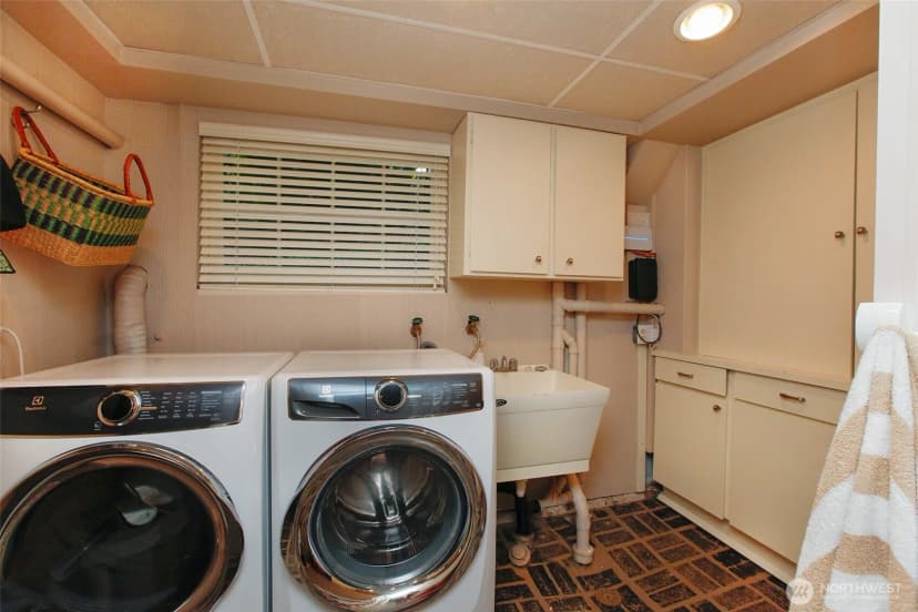 Property photo for 3829 43rd Avenue Ne, Seattle photo 32