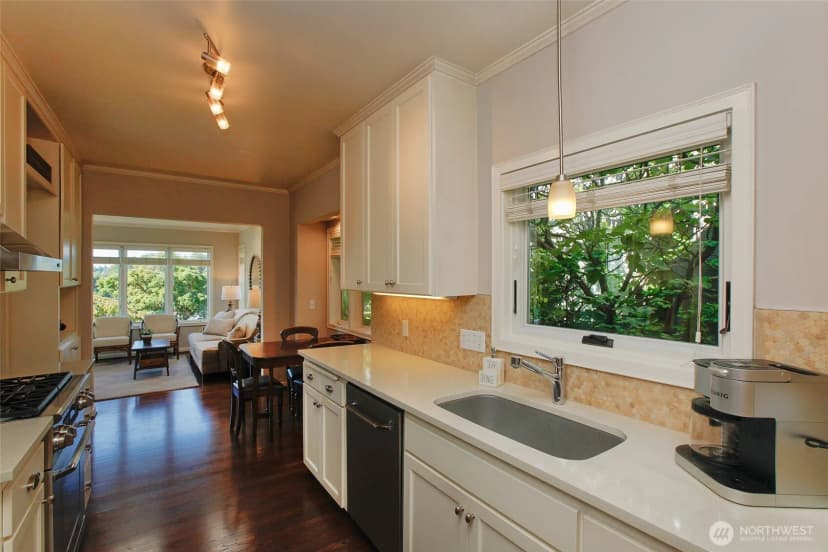 Property photo for 3829 43rd Avenue Ne, Seattle photo 16