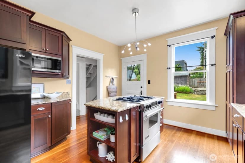 Property photo for 4611 34th Avenue W, Seattle photo 15