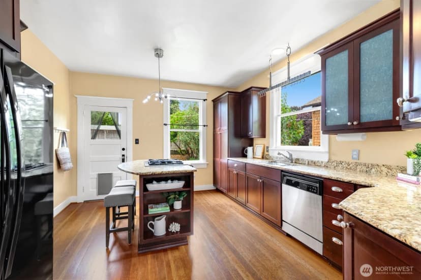 Property photo for 4611 34th Avenue W, Seattle photo 14