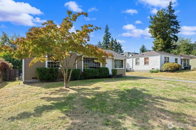 Property photo for 829 Ne 189th Street, Shoreline photo 2