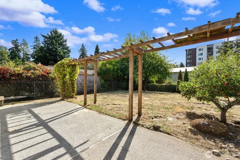 Property photo for 829 Ne 189th Street, Shoreline photo 4