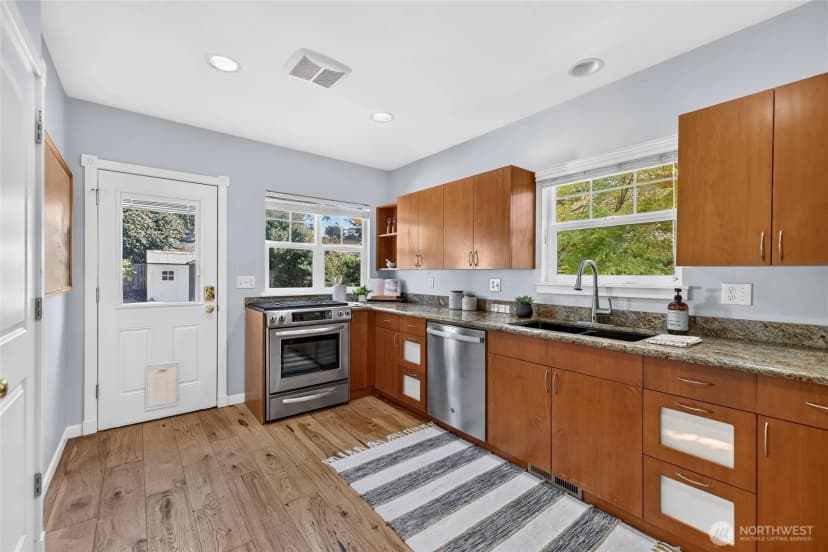 Property photo for 7014 Brooklyn Avenue Ne, Seattle photo 10