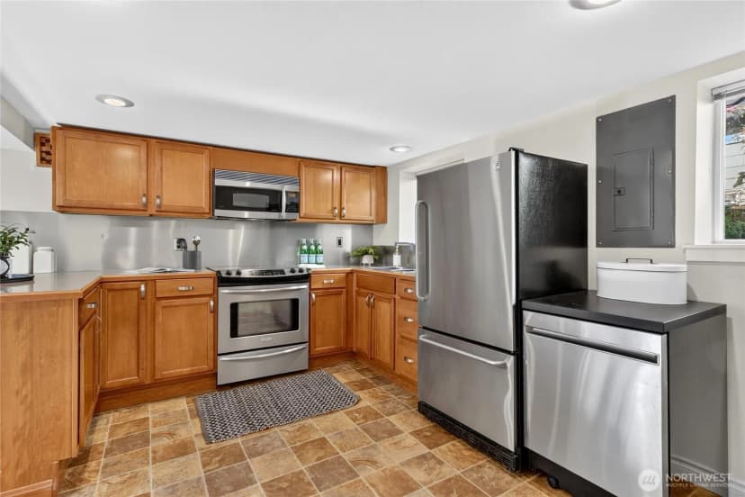 Property photo for 7014 Brooklyn Avenue Ne, Seattle photo 21