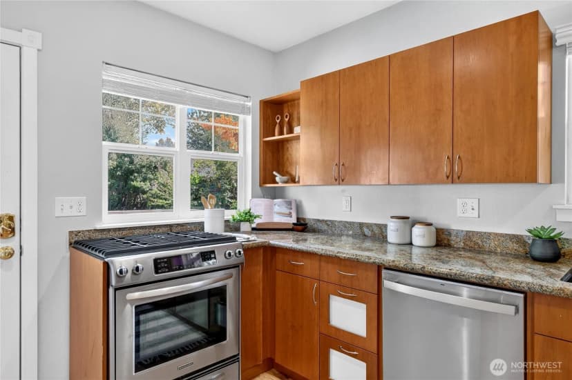 Property photo for 7014 Brooklyn Avenue Ne, Seattle photo 11