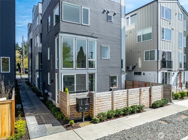 Property photo for 6320 41st Avenue Sw #b, Seattle