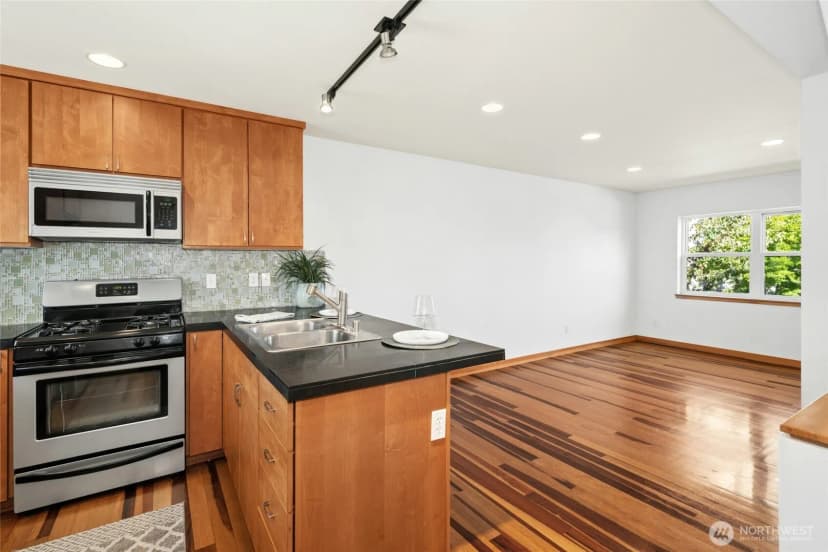 Property photo for 4331 9th Avenue Ne #c, Seattle photo 8
