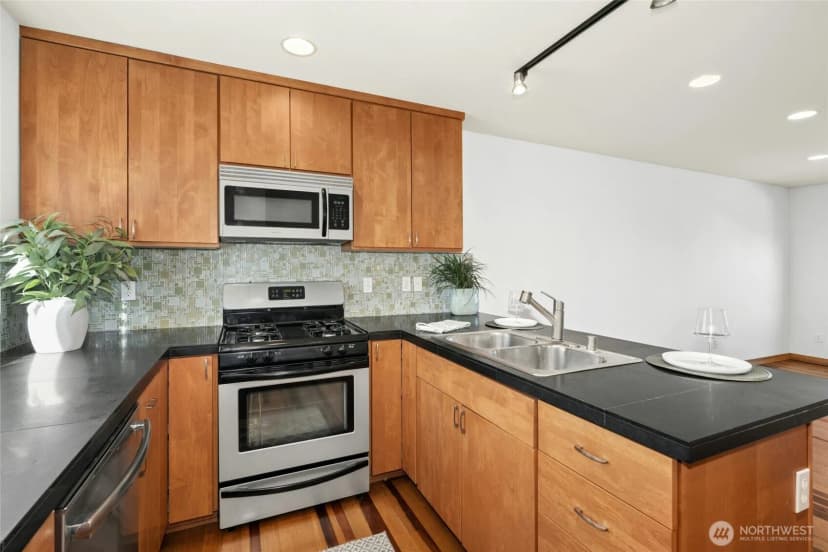 Property photo for 4331 9th Avenue Ne #c, Seattle photo 7