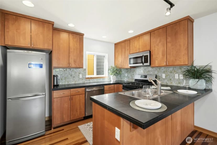 Property photo for 4331 9th Avenue Ne #c, Seattle photo 6