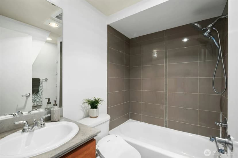 Property photo for 4331 9th Avenue Ne #c, Seattle photo 12