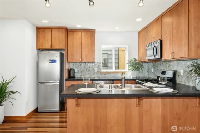 Property photo for 4331 9th Avenue Ne #c, Seattle photo 5