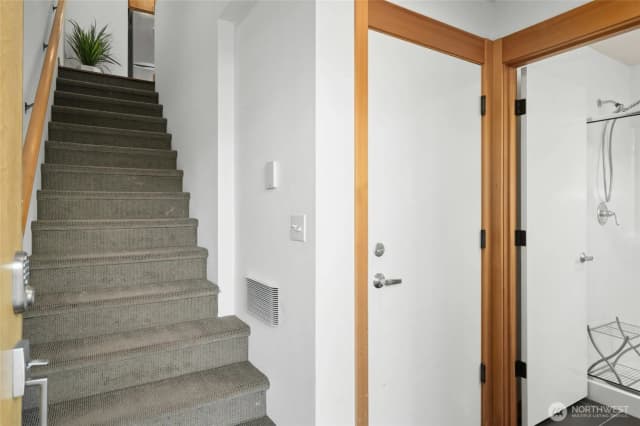 Property photo for 4331 9th Avenue Ne #c, Seattle photo 2
