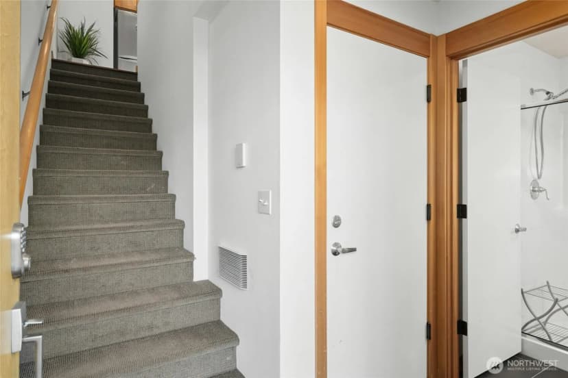 Property photo for 4331 9th Avenue Ne #c, Seattle photo 2