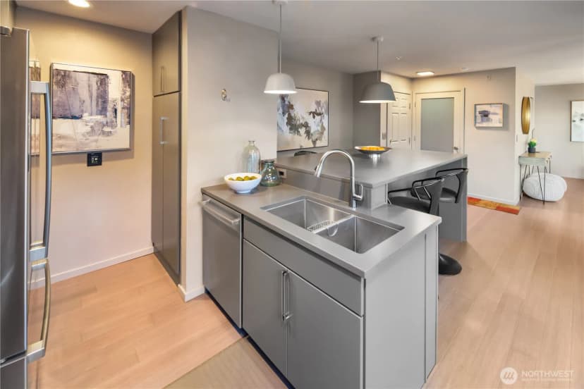 Property photo for 2419 8th Avenue N #403, Seattle photo 10