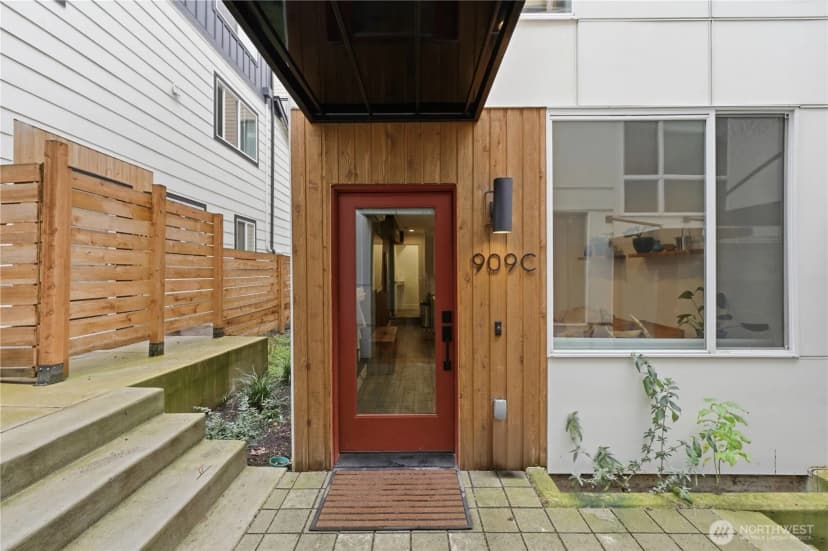 Property photo for 909 Hiawatha Place S #c, Seattle photo 4