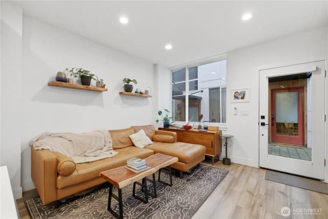 Property photo for 909 Hiawatha Place S #c, Seattle photo 5