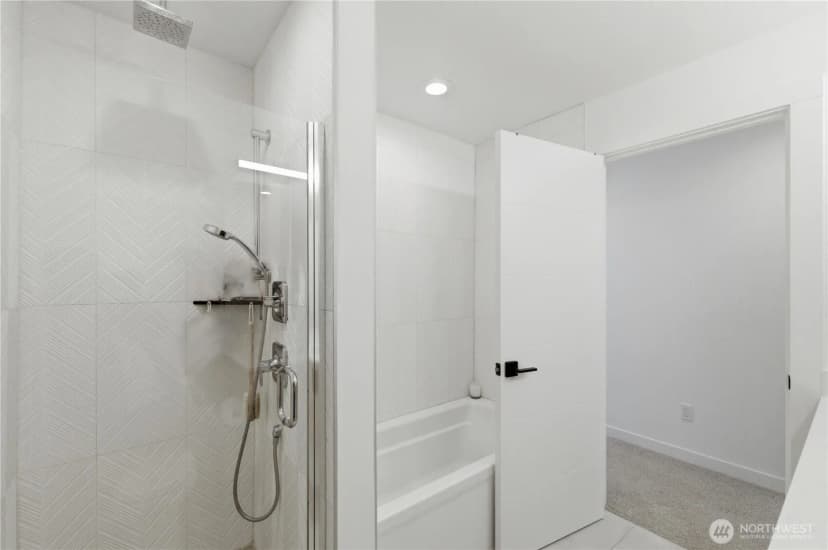 Property photo for 909 Hiawatha Place S #c, Seattle photo 19