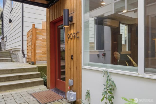 Property photo for 909 Hiawatha Place S #c, Seattle photo 2