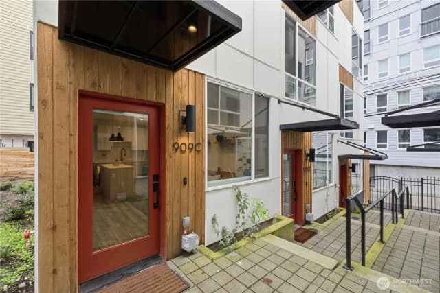 Property photo for 909 Hiawatha Place S #c, Seattle photo 3