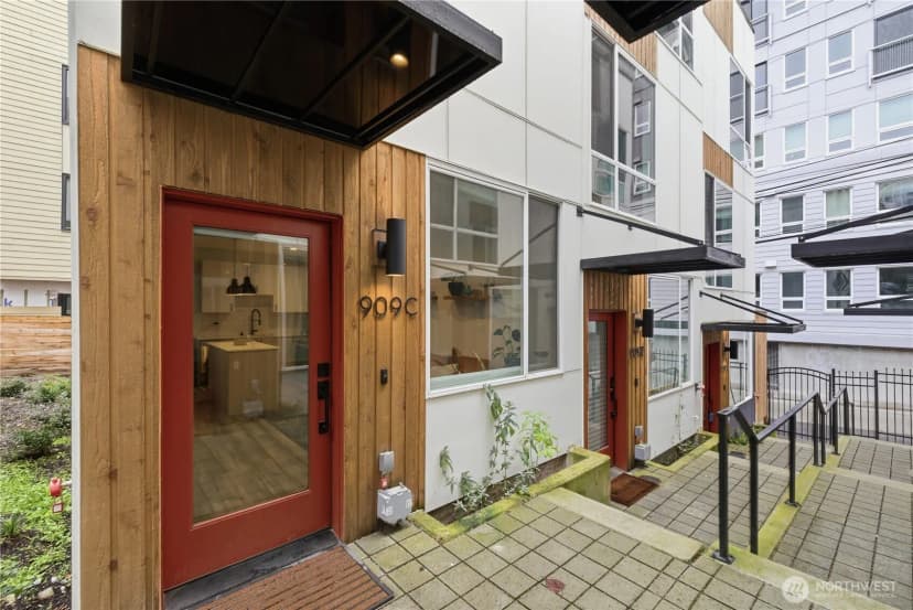 Property photo for 909 Hiawatha Place S #c, Seattle photo 3