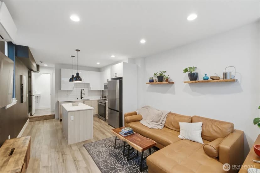 Property photo for 909 Hiawatha Place S #c, Seattle photo 6