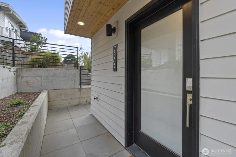 Property photo for 7507 Latona Avenue Ne, Seattle photo 2