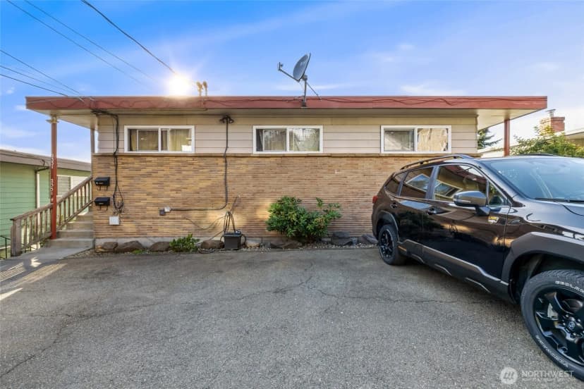 Property photo for 2551 13th Avenue W, Seattle photo 2