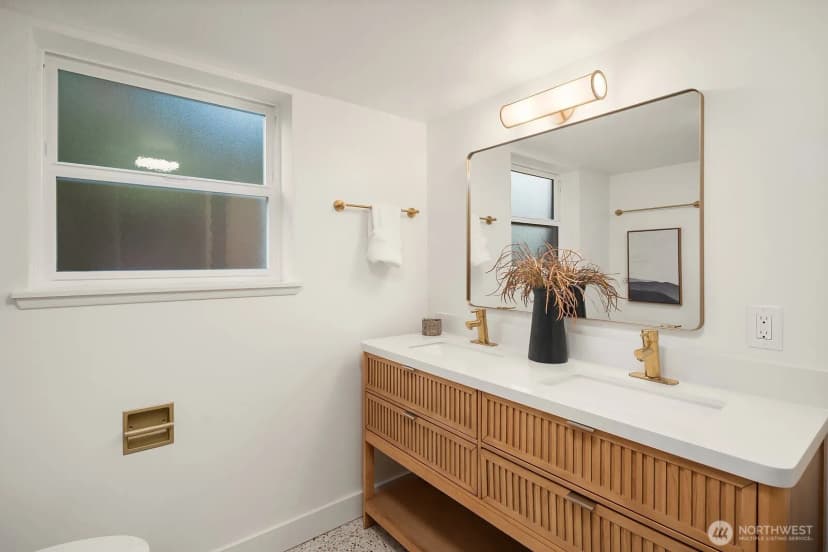 Property photo for 9608 5th Avenue Ne, Seattle photo 32