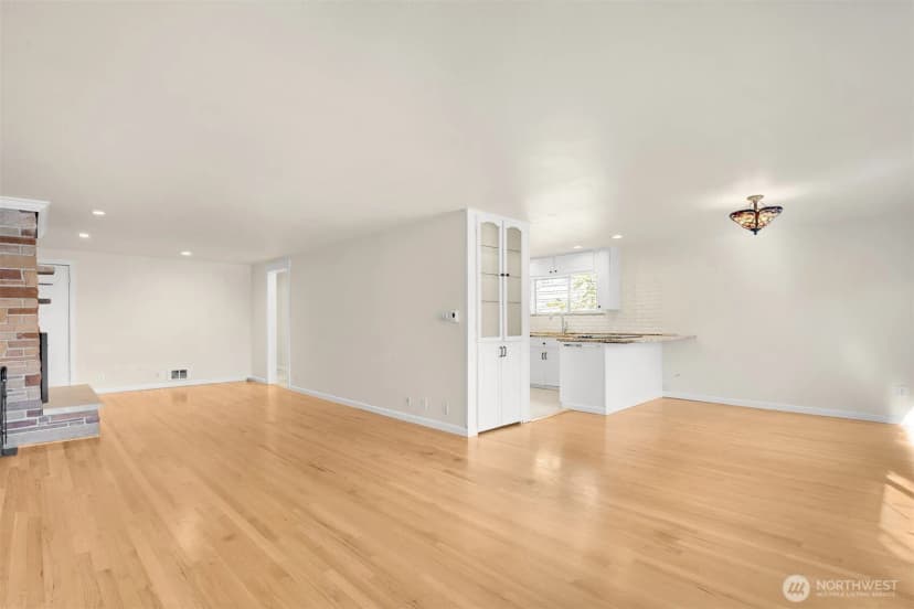 Property photo for 9515 Linden Avenue N, Seattle photo 16