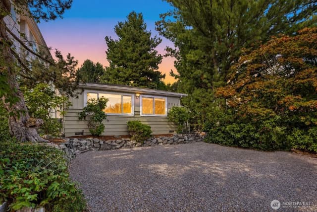 Property photo for 9515 Linden Avenue N, Seattle photo 2